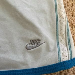 VINTAGE NIKE SHORTS